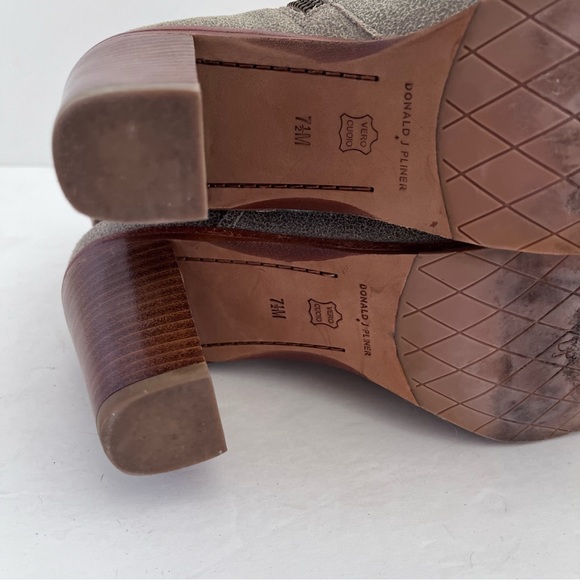 Donald J Pliner size 7.5 Kara Peep Toe Crackle Leather Ankle Bootie Heels Taupe - Picture 14 of 16